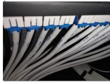 Técnico de redes trabajando en un rack