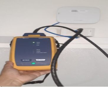 Técnico de redes trabajando en un rack